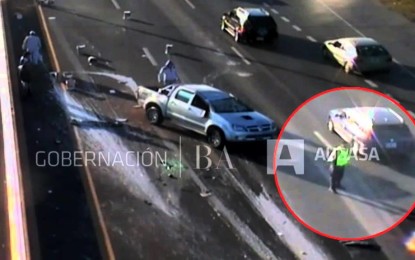 Un coche vuelca tras un tremendo accidente en La Plata, Buenos Aires