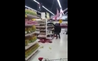 Un hombre aprovecha el pánico durante el sismo para robar una botella de vino de una tienda