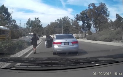 Una mujer abandona su vehículo en marcha y provoca un accidente