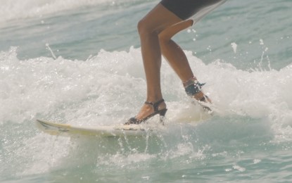 VÍDEO: En tacones sobre las olas: una elegante surfista demuestra que todo es posible