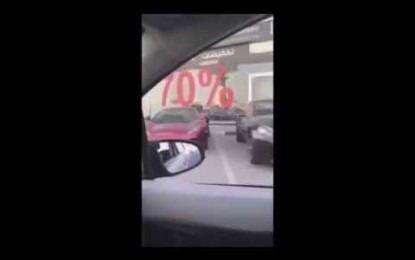 Batimovil y Carros Lujosos en Dubai (Video)
