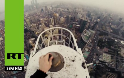 Dos ‘ninjas’ rusos escalan uno de los rascacielos más altos de China