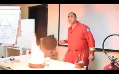Esta es la manera correcta de apagar un sartén en llamas