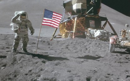 ¿Plantó realmente EE.UU. su bandera en la Luna? Este video afirma que sí