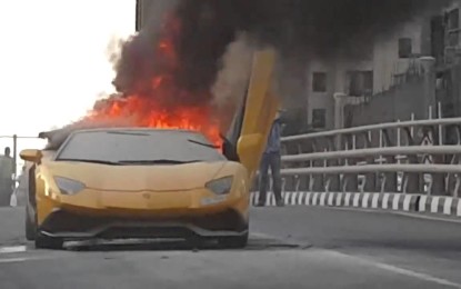 Quiere impresionar a todos con su coche, pero acaba ‘quemado’