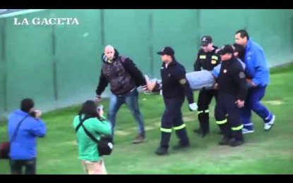 Un fanático cae ‘desde el cielo’ al campo del fútbol en pleno partido