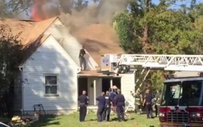 Un hombre baila en el techo tras haber incendiado la casa de su exnovia