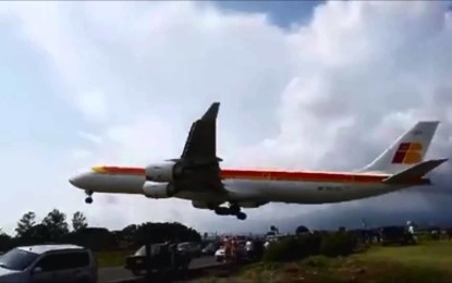 Un inmenso avión pasa a pocos metros por encima de los coches en Costa Rica