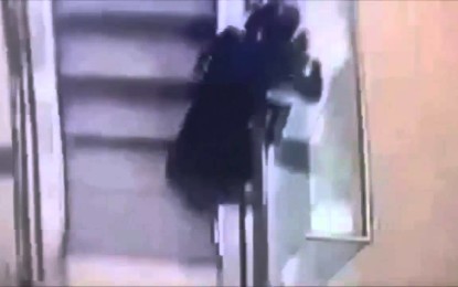 Una niña rusa cae de un segundo piso desde unas escaleras mecánicas