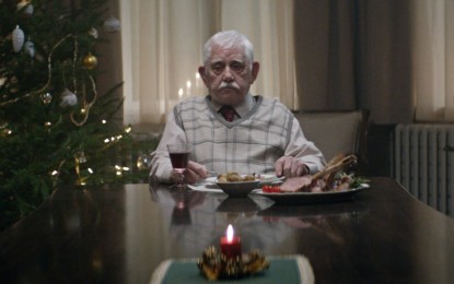 Anciano finge su muerte para pasar Navidad con hijos y nietos