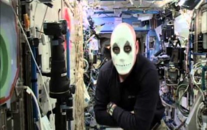 Astronautas se disfrazan en el espacio para celebrar Halloween