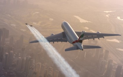 El avión comercial más grande del mundo y dos locos ‘hombres pájaro’ sobrevuelan el peligro en Dubái