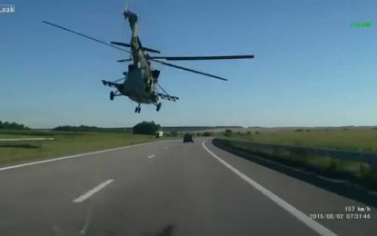 Impresionante UKR Helicoptero pasando por la Autopista