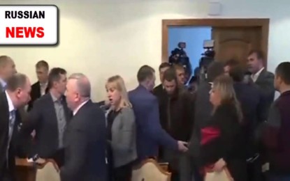Pelea en vivo: Un diputado ucraniano patea la cabeza a un funcionario