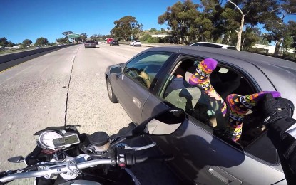 Por esta razón no debes sacar los pies por la ventana de un auto en una carretera