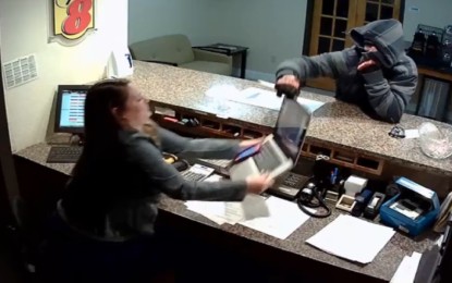 Recepcionista no se asustó y frustró robo a un hotel [VIDEO]