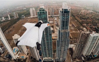 A vista de mujer-pájaro: Una modelo italiana vuela entre dos edificios en Panamá