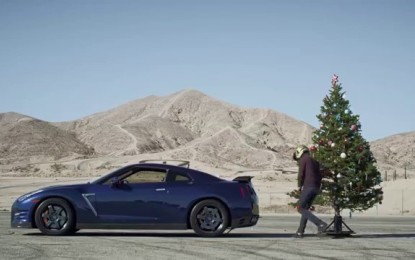 Así se quitan los adornos de navidad con un Nissan GT-R [VIDEO]