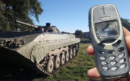 ¿El Nokia 3310 podrá aguantar el peso de un tanque? [VIDEO]