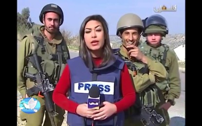Soldados israelíes acosan a reportera de TV durante transmisión