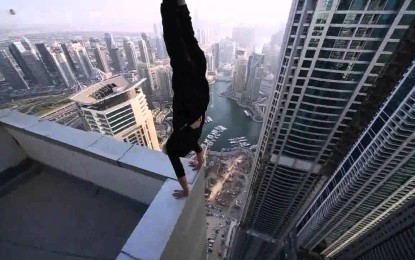 A un milímetro del precipicio: parada de manos ‘mortal’ en un rascacielos en Dubái