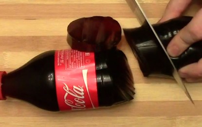 Hace curvar una botella de Coca-Cola con el poder de la mente y la corta en pedazos