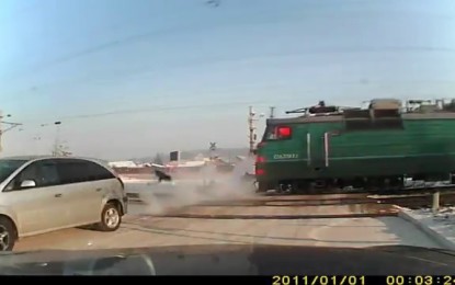 Hombre se lanzó de auto para no ser embestido por tren [VIDEO]