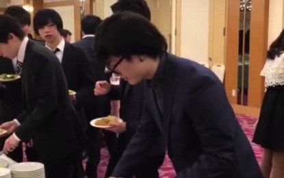 Ingeniosa idea de un joven en un buffet es viral [VIDEO]