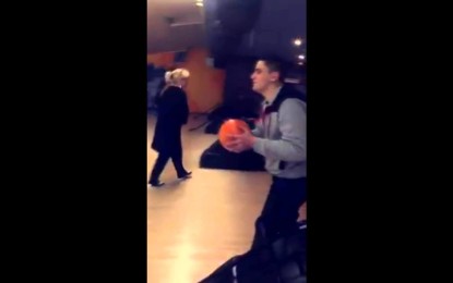 Jugando a los bolos, terminó ‘destruyendo’ medio salón