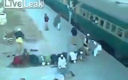 Musulmanes interrumpen oración por abordar un tren en marcha