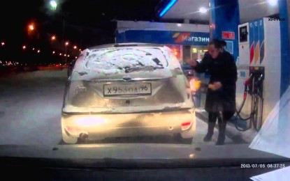 ¿¡Pero qué hace!?: una mujer incendia su propio coche en una gasolinera