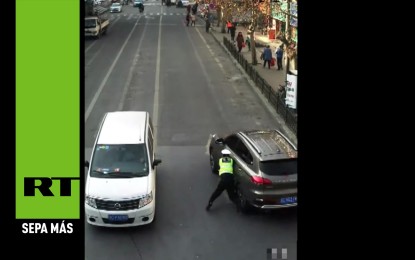 Un conductor ebrio quiso huir de la Policía y se llevó a un agente enganchado en su auto