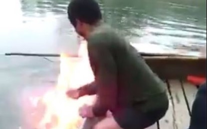 ‘Agua ardiente’: este joven es capaz de prender fuego al agua