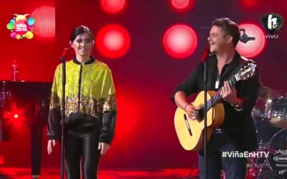 Alejandro Sanz invita a cantante y ella olvidó letra