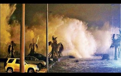 Así son las gigantescas olas en Chile que destrozan todo a su paso