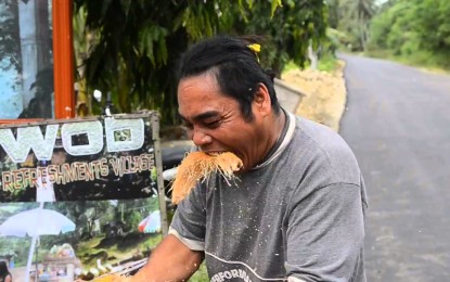 Cómo pelar un coco en 10 segundos si no tiene un cuchillo a la mano