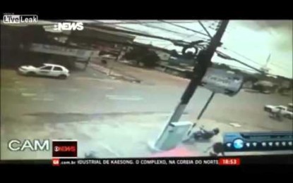 VIDEO: Un hombre se salva por los pelos de ser arrollado por dos coches que chocaron