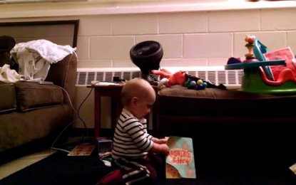 Este bebe enloquece al escuchar una tarjeta musical