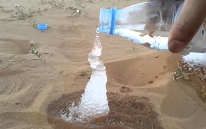 Experimento mágico: convierten agua en hielo en pleno desierto