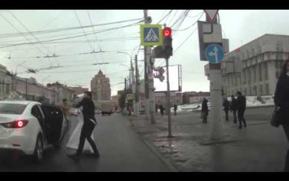 La bochornosa pelea callejera de dos recién casados [VIDEO]