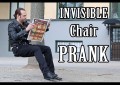 Mago sorprende con truco de ‘silla invisible’ y es viral