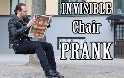 Mago sorprende con truco de ‘silla invisible’ y es viral