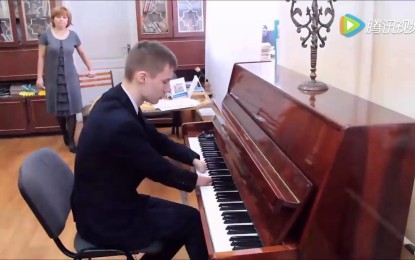 Nada es imposible: un adolescente ruso sin manos toca el piano con gran maestría