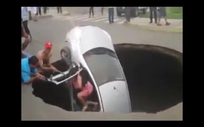 Un enorme agujero en Perú se traga un coche con una niña de 2 años