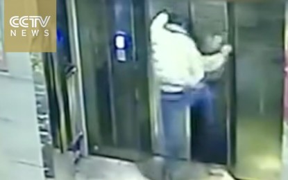 Un joven borracho se pelea con un ascensor… y el ascensor gana