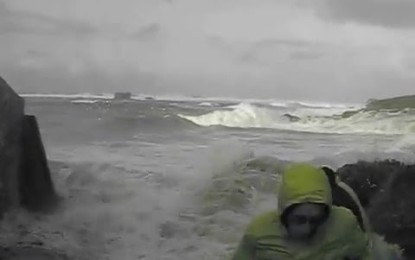 Una pareja de jubilados es arrastrada por las olas en medio de una tormenta