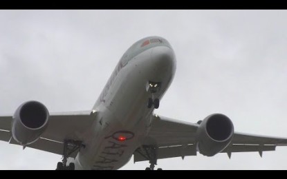 Avión se quedó detenido en el aire por fuerte viento [VIDEO]