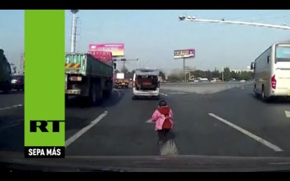 China: Un niño se cae del auto y los familiares ni se dan cuenta y lo dejan en la carretera