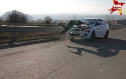 Impactante accidente: un ‘skater’ se empotra a 70 km/h contra un coche