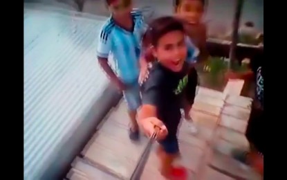 Niños caen de un techo al intentar tomarse selfis